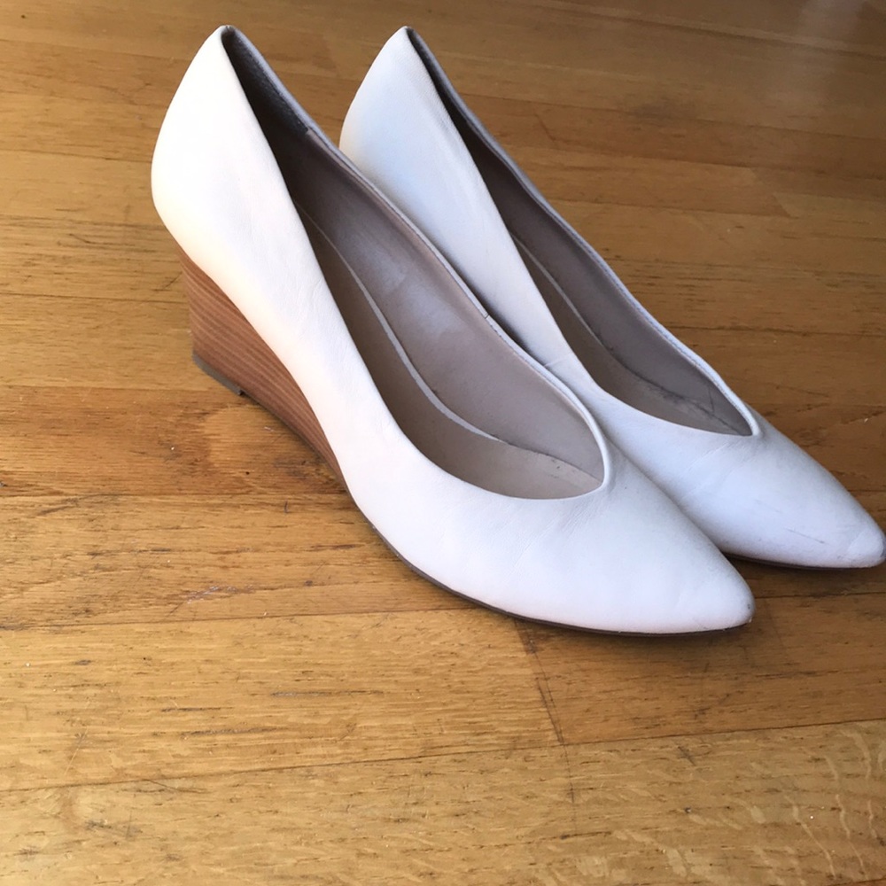 TAN LEATHER HEELS WITH WOOD PLATFORM